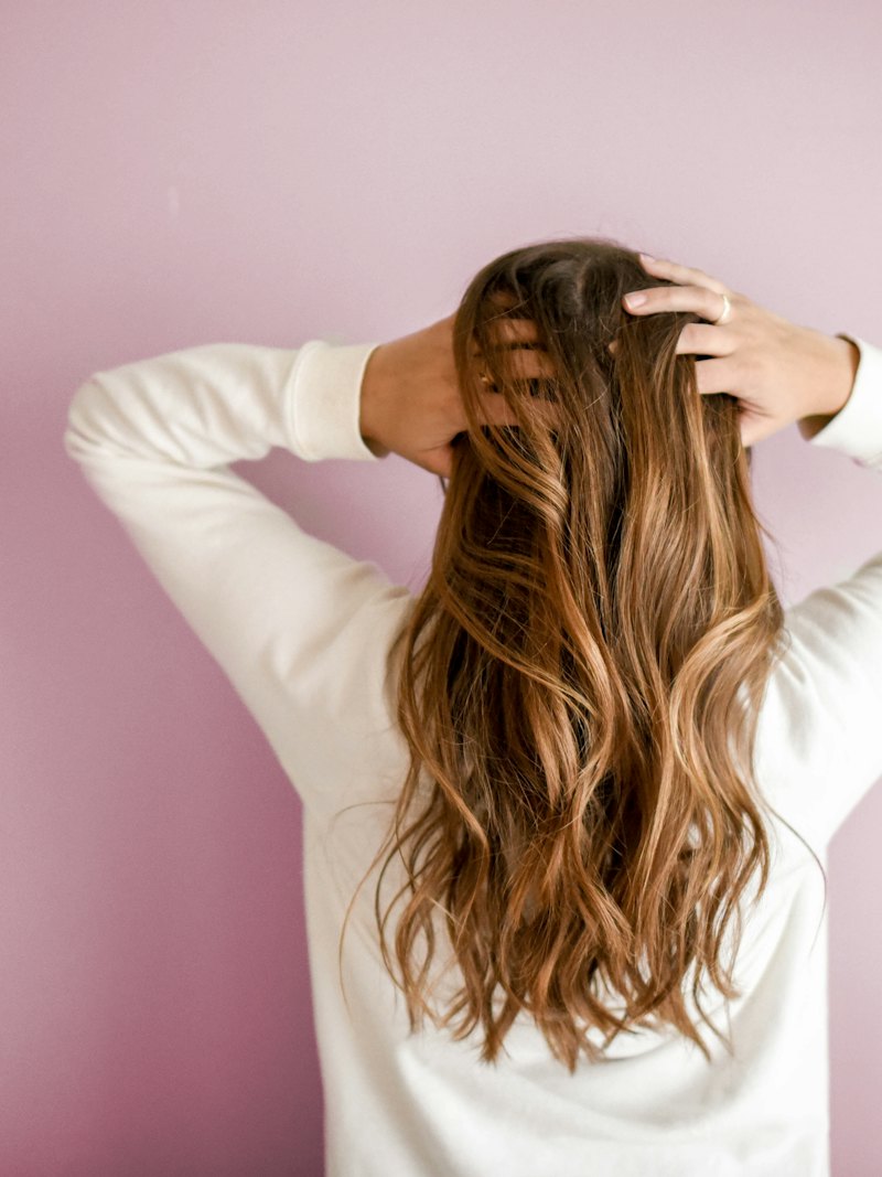 Capelli lunghi castani con onde morbide