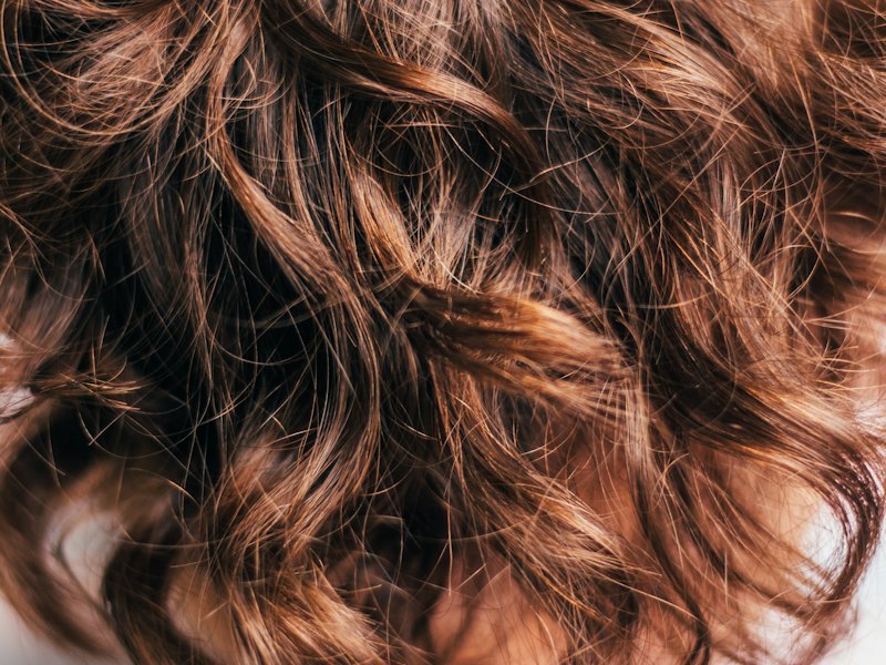 Capelli ricci ramati sani e lucenti