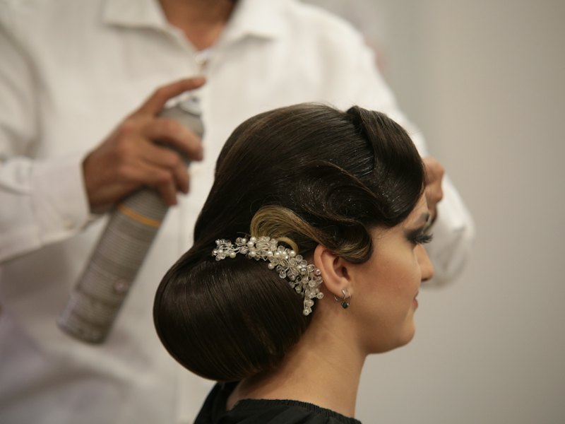 Raccolto elegante con fermaglio gioiello