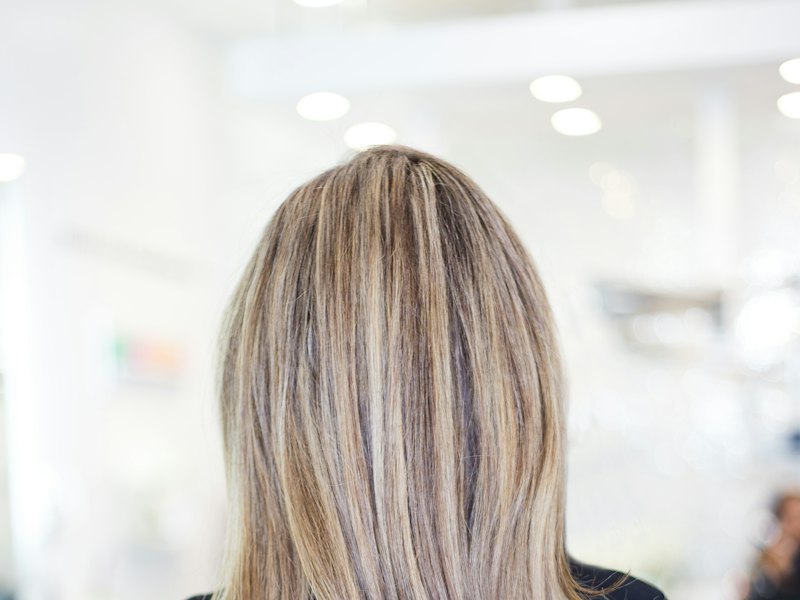 Capelli lunghi con balayage biondo luminoso e onde morbide